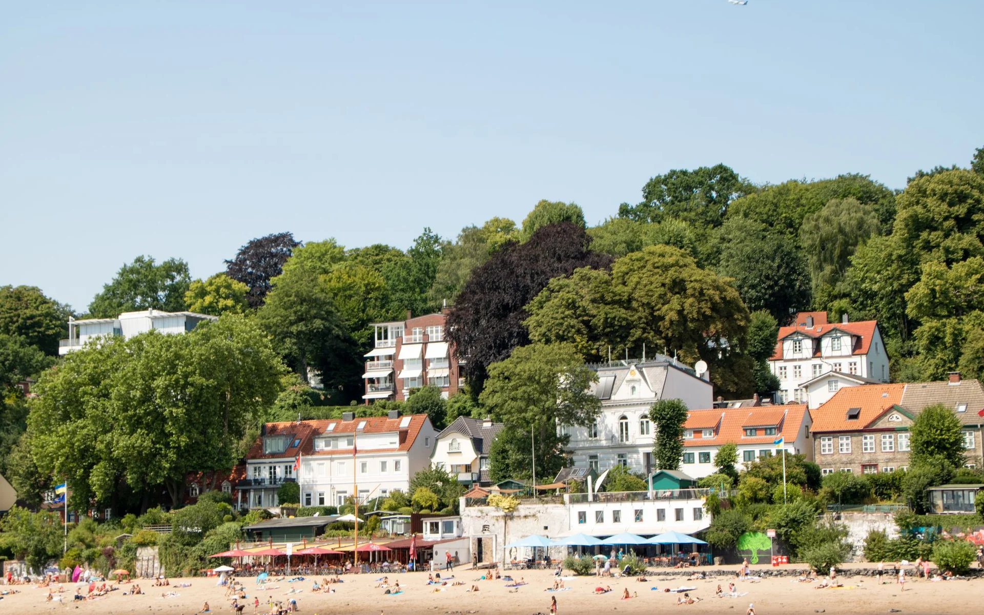 Praia e casas nas margens do Elba, em Hamburgo-Blankenese
