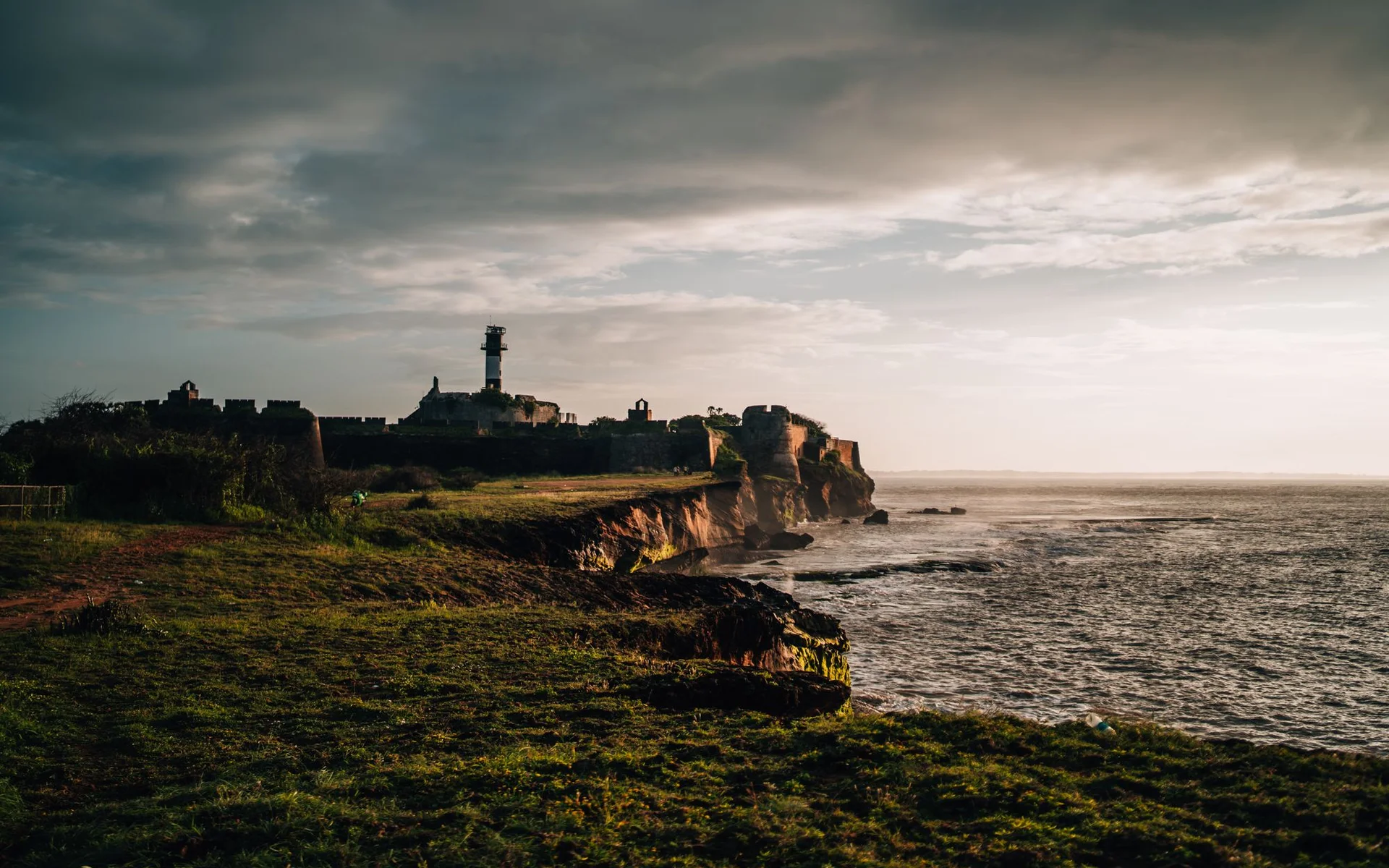 Fort de Diu, na costa, ao pôr-do-sol