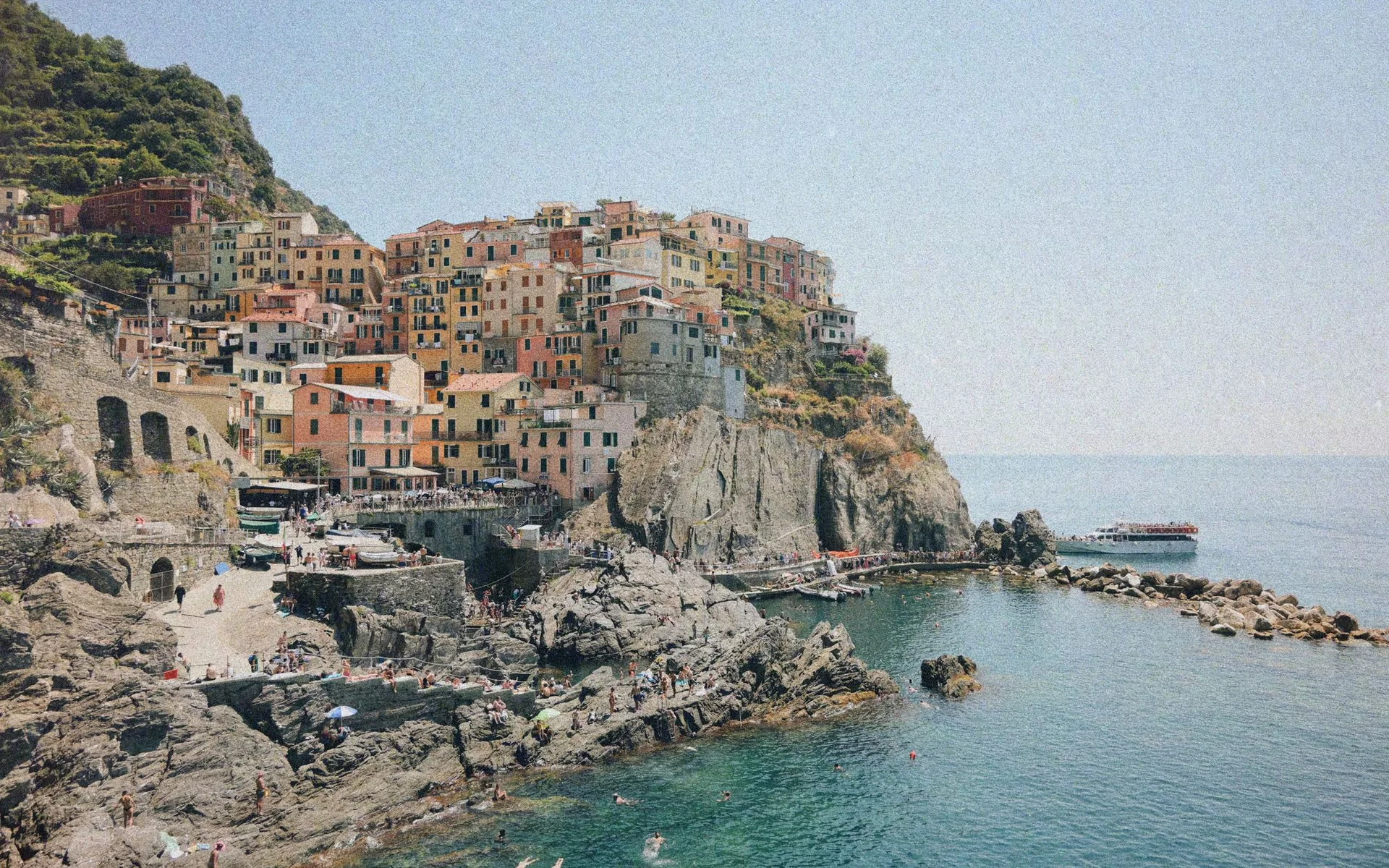 Casas coloridas sobre a costa em Manarola, Cinque Terre