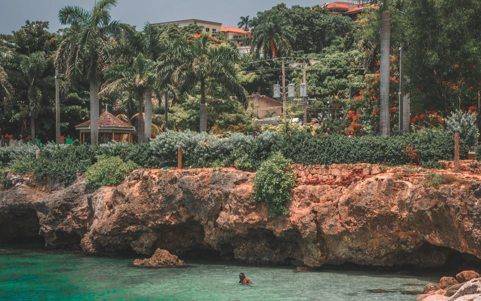 Montego Bay com palmeiras e águas turquesa