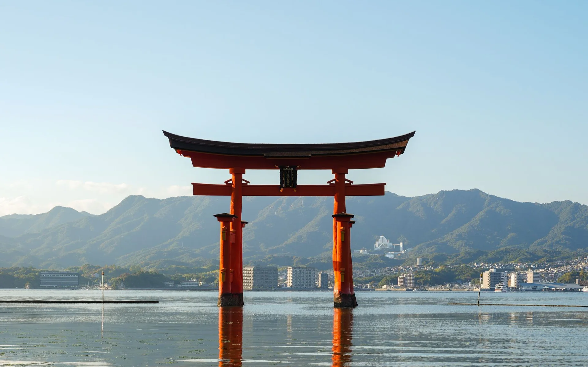 Torii no Santuário de Itsukushima sobre a água