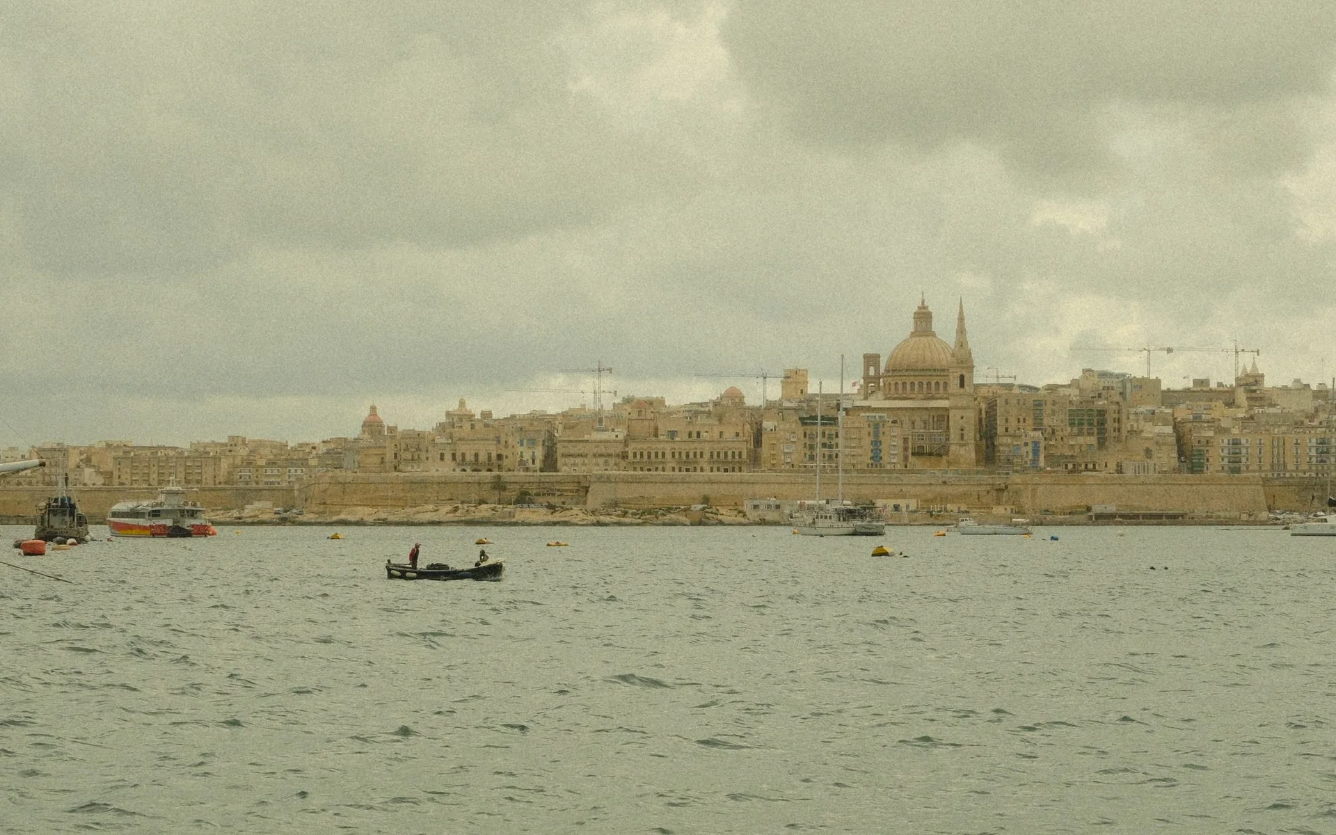 Arquitetura histórica de Valletta vista do mar