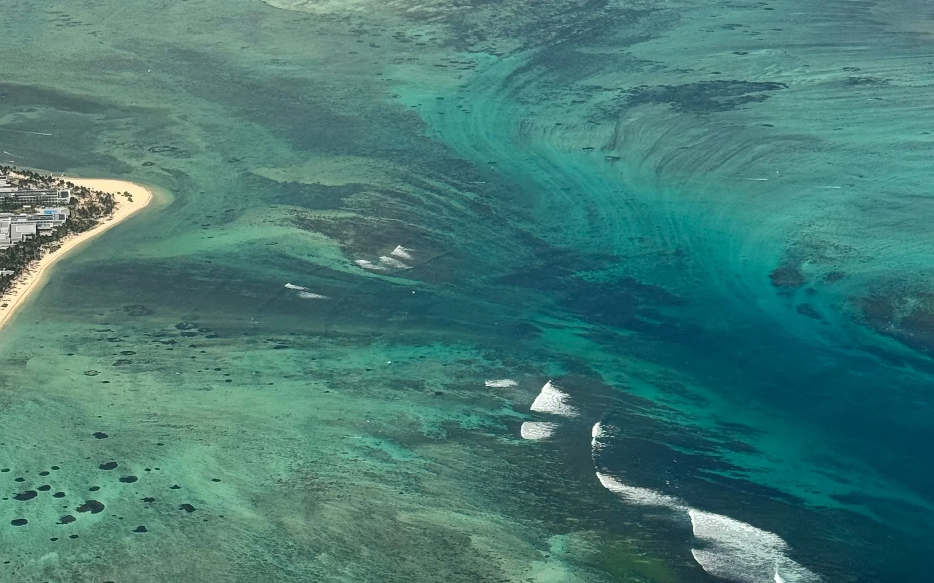 Vista aérea da costa das Maurícias com o mar turquesa