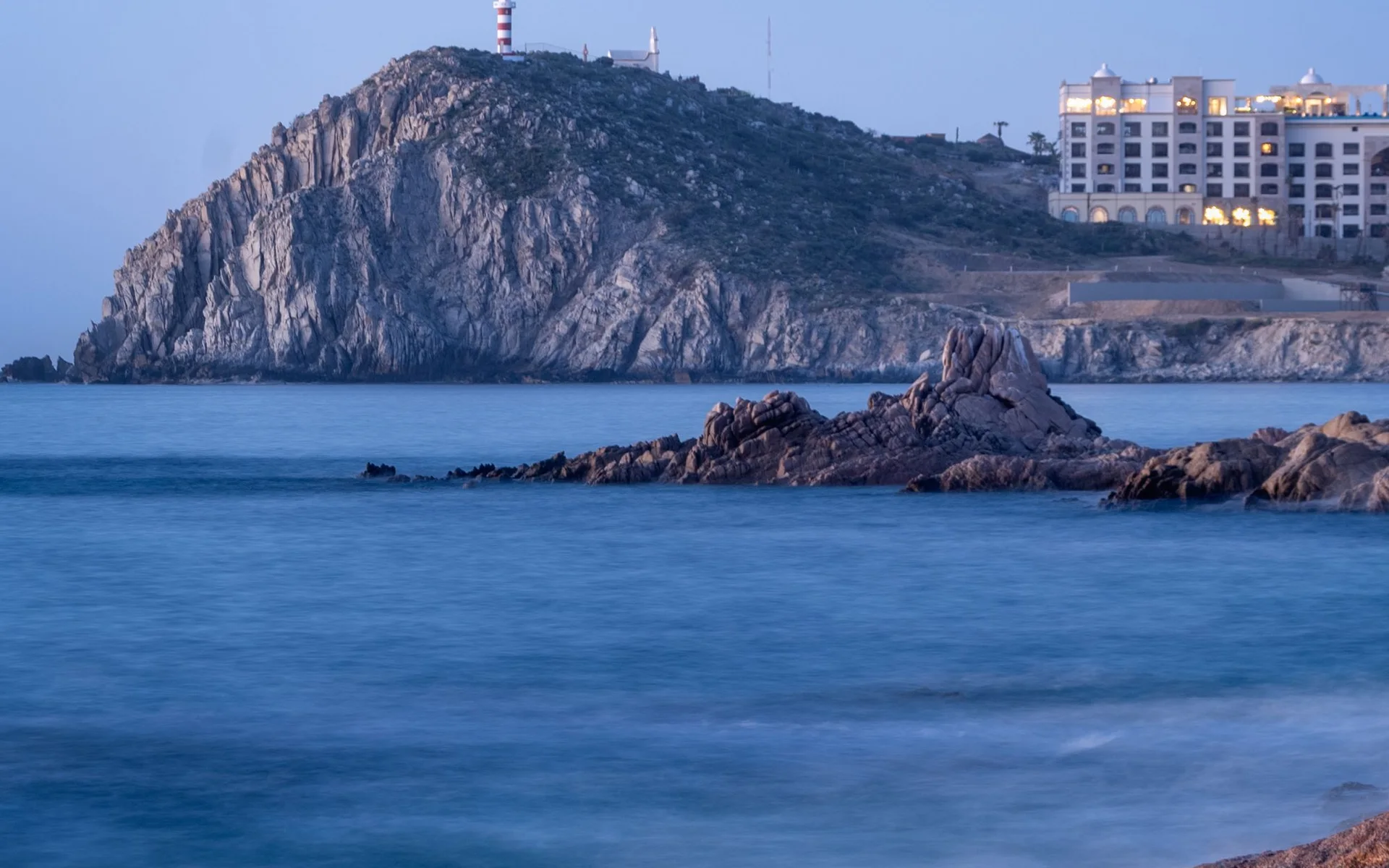 Costa rochosa com farol em Cabo San Lucas