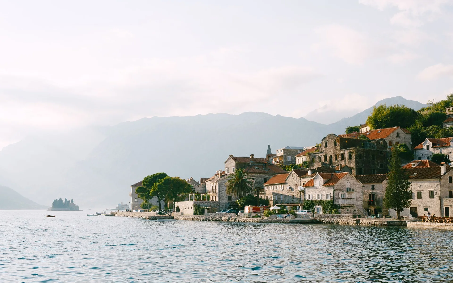 Casas de pedra nas margens da baía de Kotor