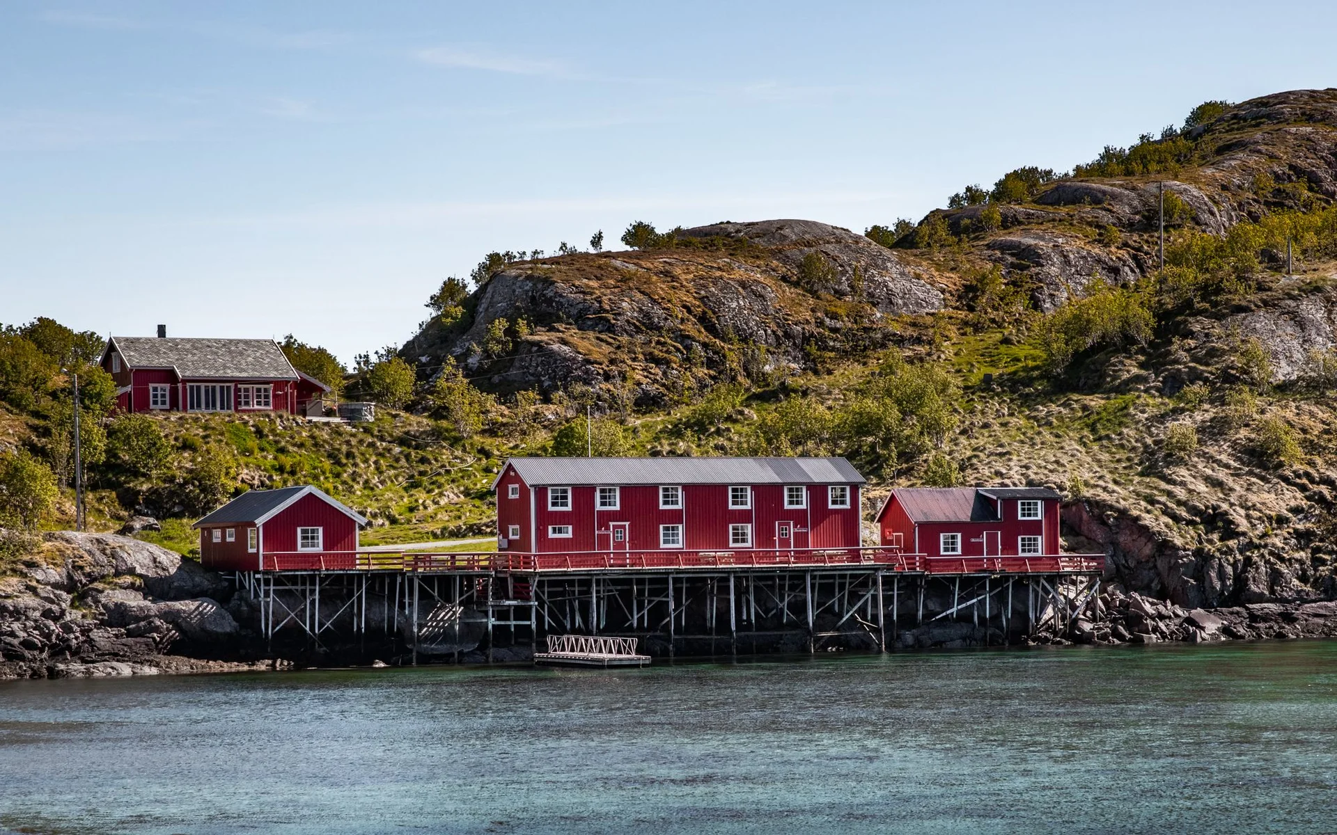 Casas vermelhas à beira-mar em Nordland, Noruega