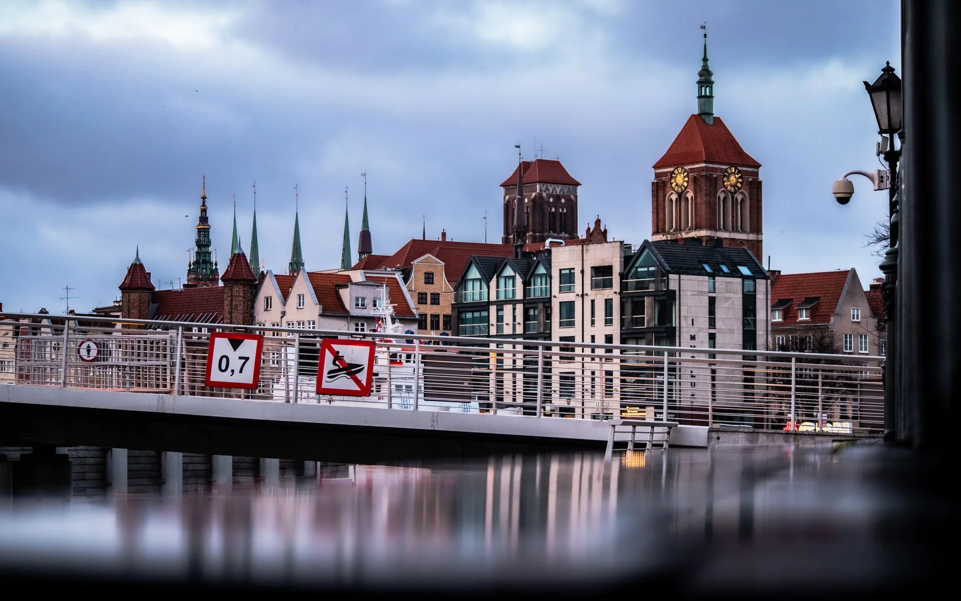 Edifícios históricos no passeio ribeirinho de Gdańsk