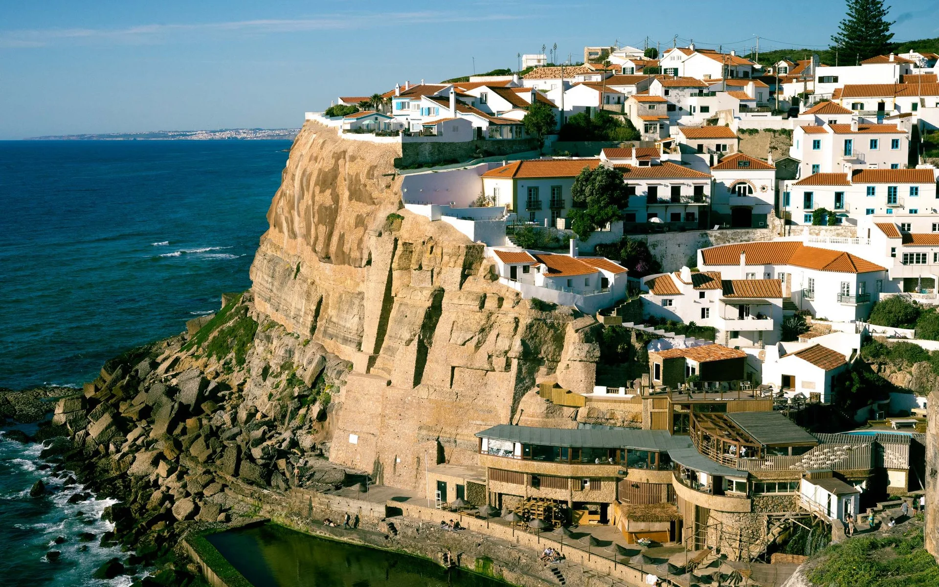 Casas brancas sobre a costa atlântica, perto de Sintra