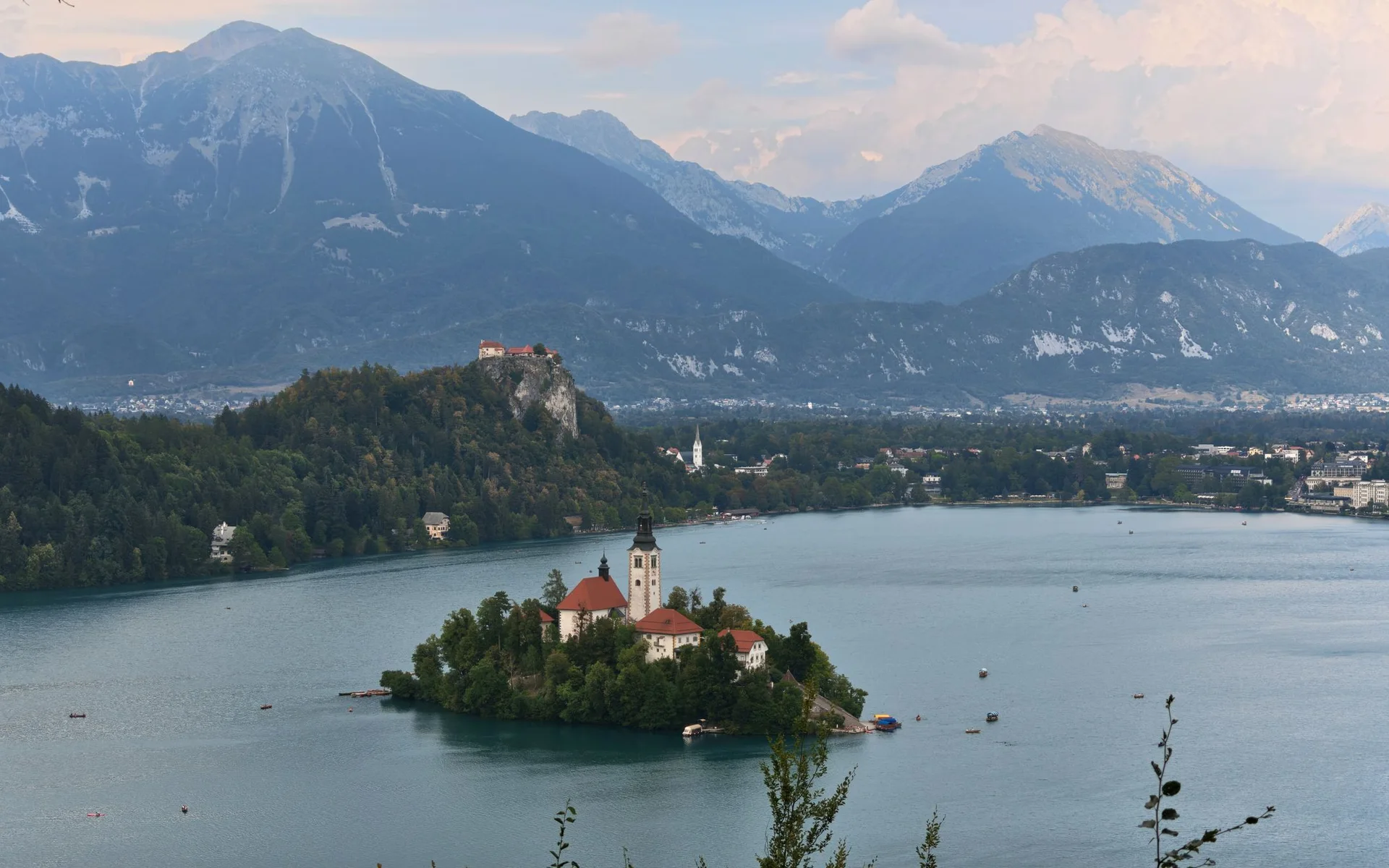 Lago de Bled com a igreja na ilha, em frente aos Alpes