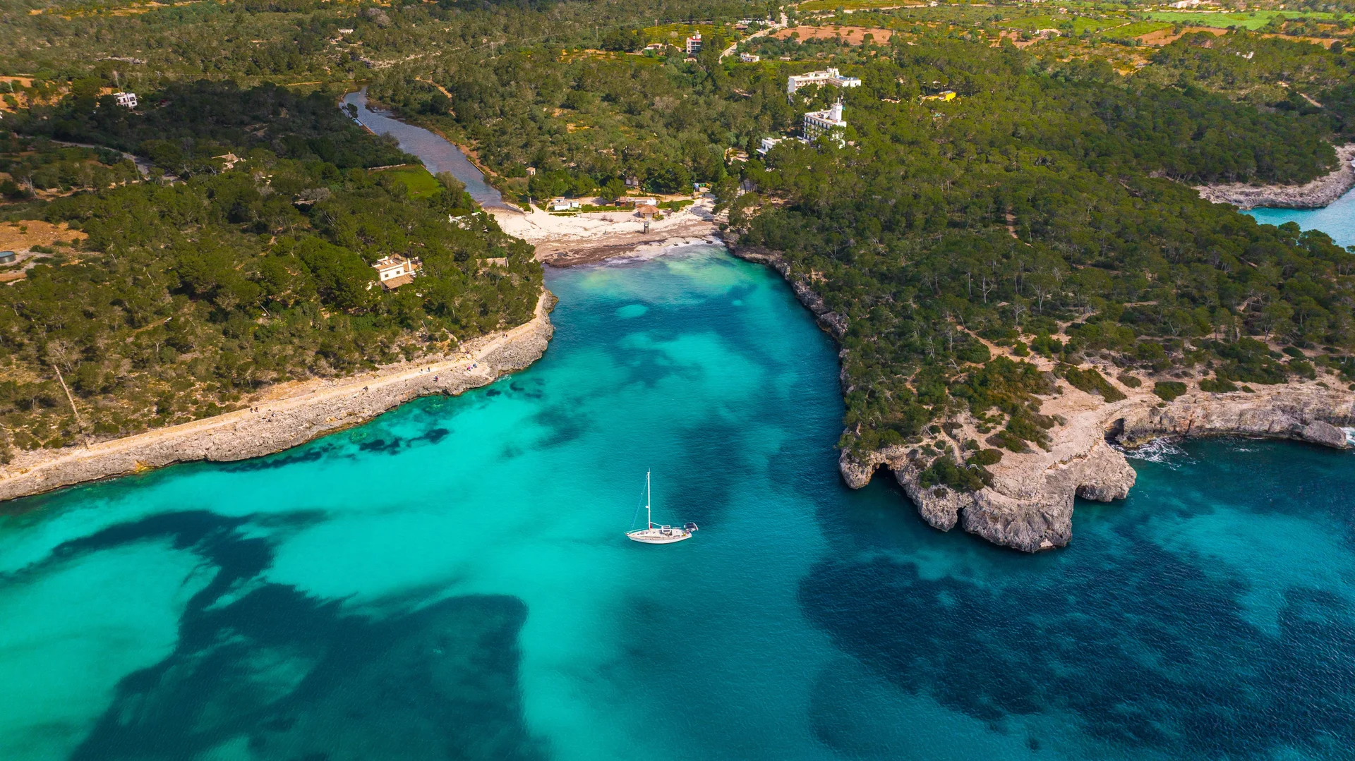 Vista aérea de uma enseada rochosa com águas turquesa em Maiorca