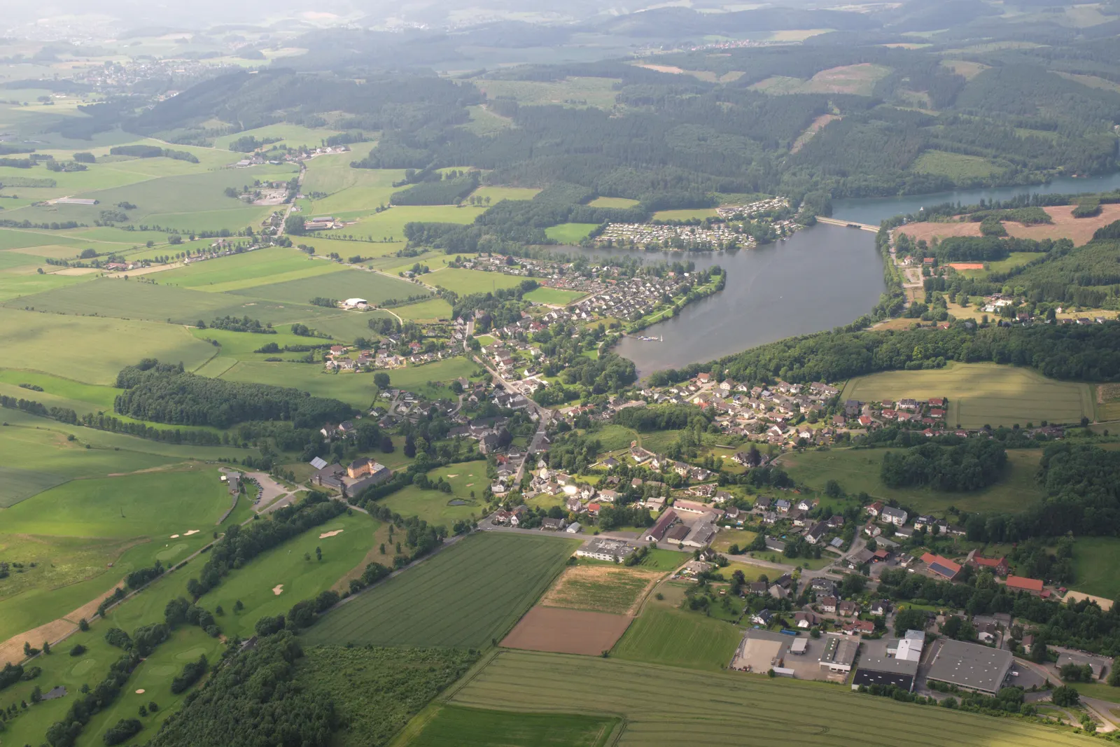 O lago Sorpesee visto do ar, com a aldeia de Amecke na sua margem oriental e as colinas arborizadas do Sauerland a rodeá-lo