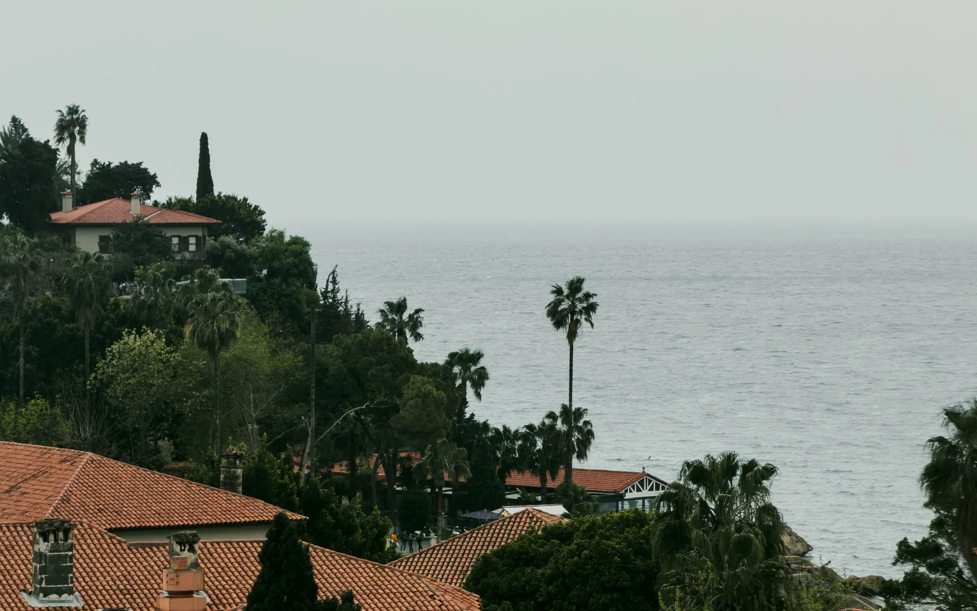 Telhados de Antália com vista para o Mar Mediterrâneo