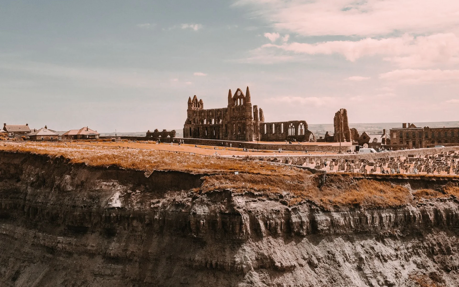 Ruínas da Abadia de Whitby sobre a costa inglesa