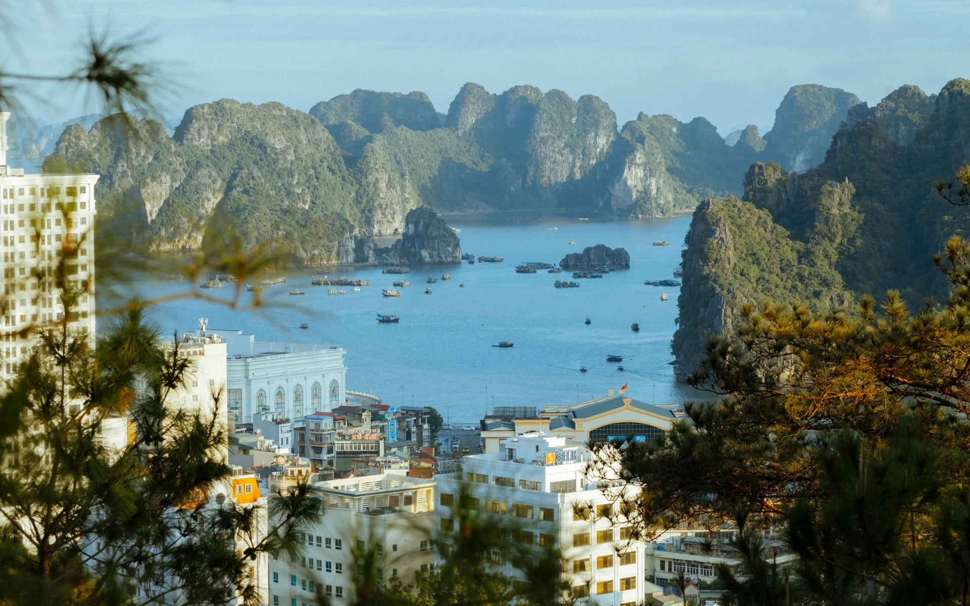 Vista aérea da Baía de Halong com formações rochosas