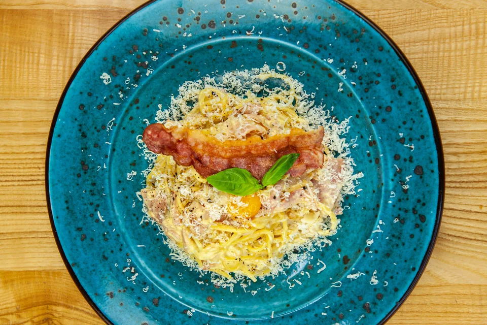 Example photo: Spaghetti carbonara on a blue plate