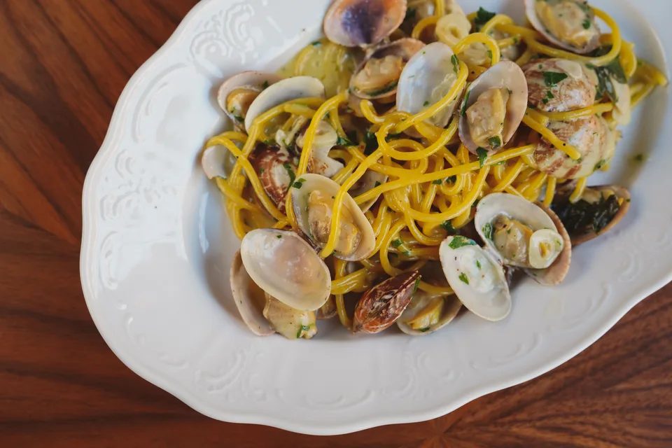 Example photo: Spaghetti with clams on a white plate